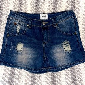 Girls Hudson Distressed Jean Shorts. Adjustable Waist. Size 16 Great Condition!!